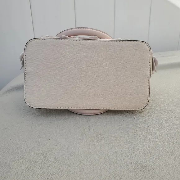 ALDO, new without tags Handbag with 3D flowers - Picture 7 of 8